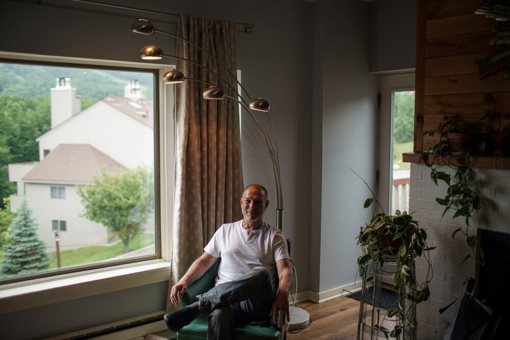 Alex Greenfield, guionista de 48 años y nuevo inversor espacial que vive en Mount Snow. Fotógrafo: John Tully/Bloomberg Alex Greenfield, guionista de 48 años y nuevo inversor espacial que vive en Mount Snow. Fotógrafo: John Tully/Bloomberg