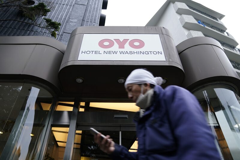 Un peatón pasa frente a un hotel Oyo, operado por Oyo Hotels Japan G.K. Un peatón pasa frente a un hotel Oyo, operado por Oyo Hotels Japan G.K.