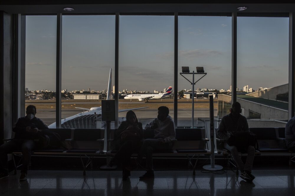 Eventual restrição na oferta de voos pela Gol beneficiaria inicialmente a Latam pela presença em um número maior de mesmas rotas (Foto: Victor Moriyama/Bloomberg) Eventual restrição na oferta de voos pela Gol beneficiaria inicialmente a Latam pela presença em um número maior de mesmas rotas (Foto: Victor Moriyama/Bloomberg)