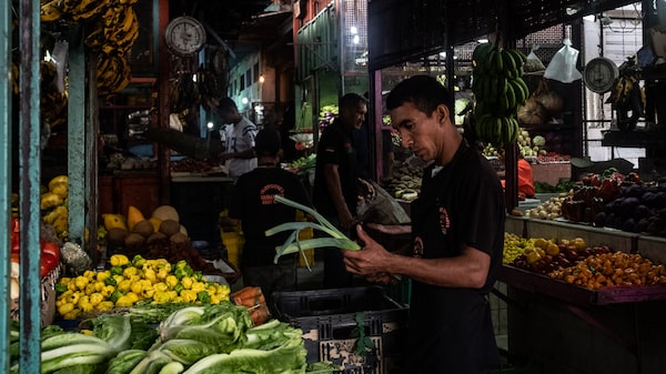 Venezuela sube el salario mínimo a US$240 en medio de inflación y protestas laborales Venezuela sube el salario mínimo a US$240 en medio de inflación y protestas laborales