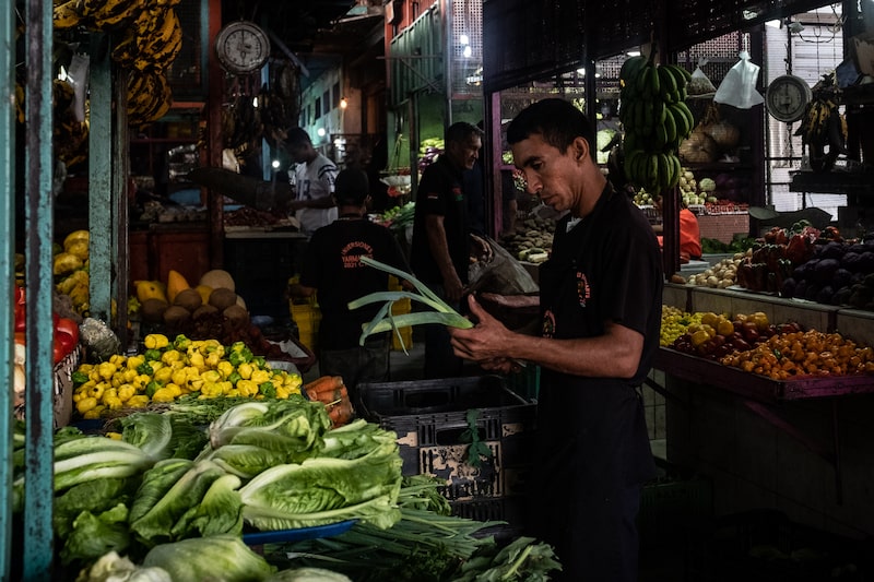 Venezuela eleva el salario mínimo a US$240 en medio de creciente malestar social Venezuela eleva el salario mínimo a US$240 en medio de creciente malestar social