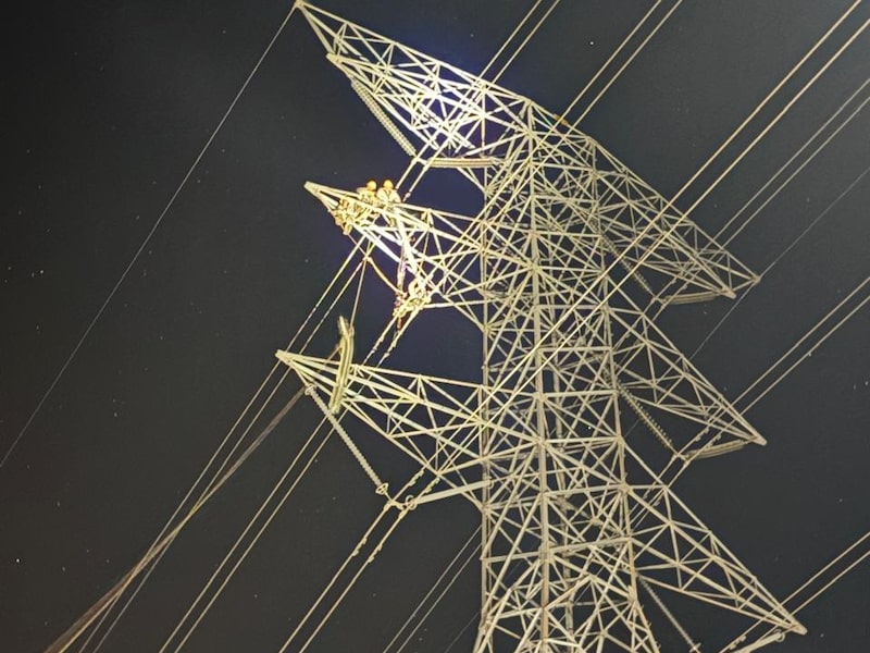 Trabajadores de la Comisión Federal de Electricidad, empresa eléctrica de México conocida como CFE, reparan una torre de alta tensión en el Sureste de México luego de un apagón de energía. (Foto: Cortesía CFE). Trabajadores de la Comisión Federal de Electricidad, empresa eléctrica de México conocida como CFE, reparan una torre de alta tensión en el Sureste de México luego de un apagón de energía. (Foto: Cortesía CFE).