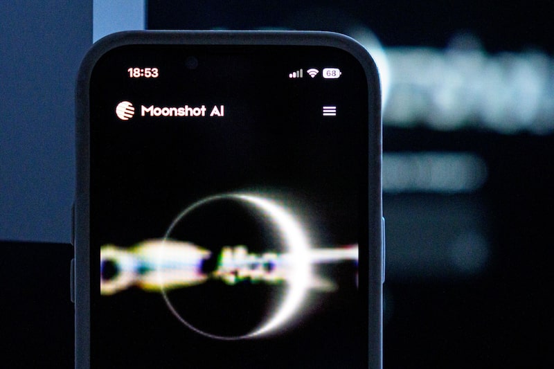 El logotipo de Moonshot AI Inc. en un smartphone. El logotipo de Moonshot AI Inc. en un smartphone.