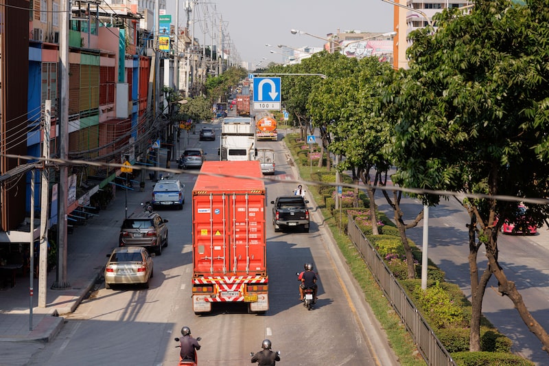 Camiones que transportan contenedores de carga circulan por el distrito de Bang Na, en Bangkok, Tailandia, el lunes 29 de enero de 2024. Camiones que transportan contenedores de carga circulan por el distrito de Bang Na, en Bangkok, Tailandia, el lunes 29 de enero de 2024.