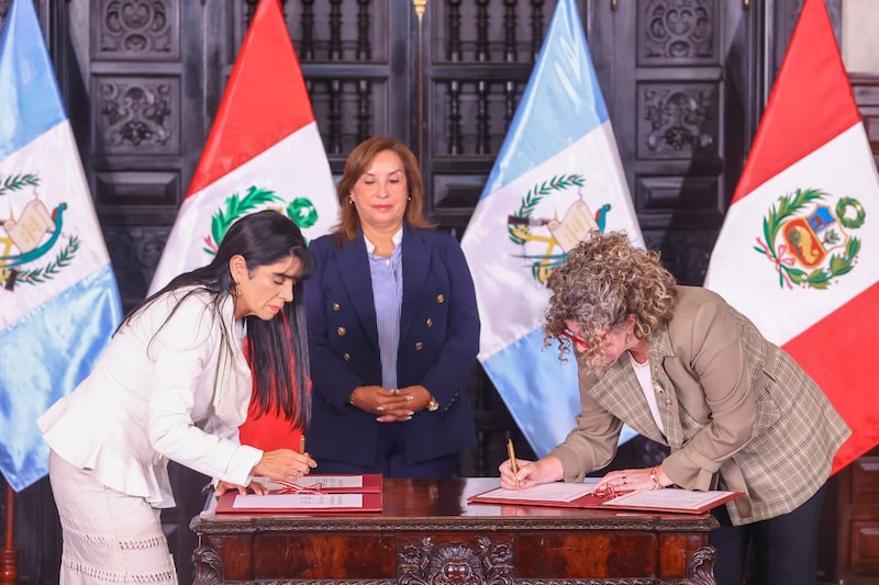 La ceremonia de suscripción del Protocolo al TLC entre Perú y Guatemala, a cargo de la ministra de Comercio Exterior y Turismo del Perú, Desilú León Chempén, y la ministra de Economía de Guatemala, Gabriela García, y con la presencia de la presidenta peruana, Con la presencia de la presidenta de la Dina Boluarte, el 23 de abril. La ceremonia de suscripción del Protocolo al TLC entre Perú y Guatemala, a cargo de la ministra de Comercio Exterior y Turismo del Perú, Desilú León Chempén, y la ministra de Economía de Guatemala, Gabriela García, y con la presencia de la presidenta peruana, Con la presencia de la presidenta de la Dina Boluarte, el 23 de abril.