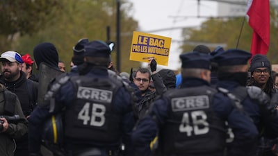 La policía de París usa gases lacrimógenos y cañones de agua para dispersar a manifestantes La policía de París usa gases lacrimógenos y cañones de agua para dispersar a manifestantes