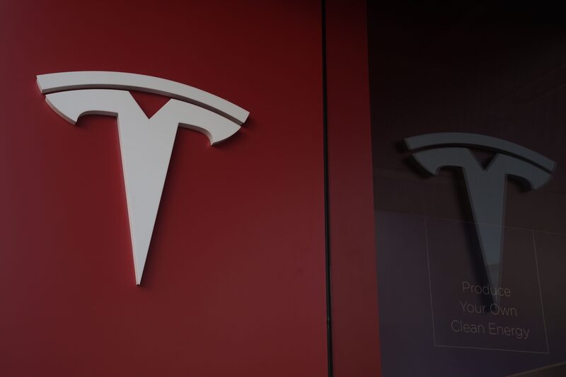 Un logotipo de Tesla Inc. se refleja en el cristal de una sala de exposición cerrada en un centro comercial casi vacío en San Diego, California, EE.UU., el martes 5 de mayo de 2020. Un logotipo de Tesla Inc. se refleja en el cristal de una sala de exposición cerrada en un centro comercial casi vacío en San Diego, California, EE.UU., el martes 5 de mayo de 2020.