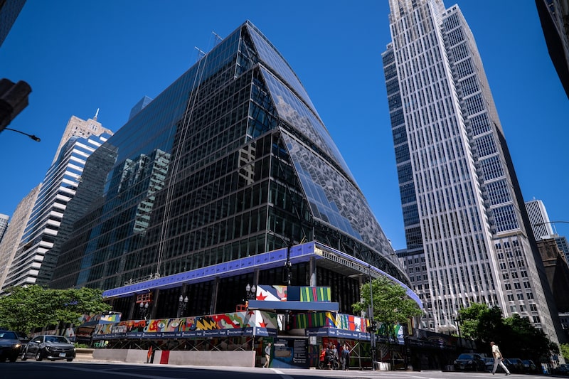 Aposta da companhia no Thompson Center ajuda a reaquecer o mercado de escritórios no antigo centro financeiro de Chicago Aposta da companhia no Thompson Center ajuda a reaquecer o mercado de escritórios no antigo centro financeiro de Chicago