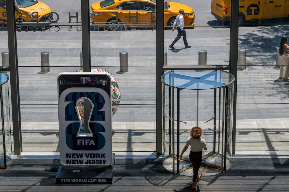 Cartel con un reloj de cuenta atrás para la Copa Mundial de la FIFA en The Shops at Columbus Circle, en Nueva York. Fotógrafo: Adam Gray/Bloomberg Cartel con un reloj de cuenta atrás para la Copa Mundial de la FIFA en The Shops at Columbus Circle, en Nueva York. Fotógrafo: Adam Gray/Bloomberg