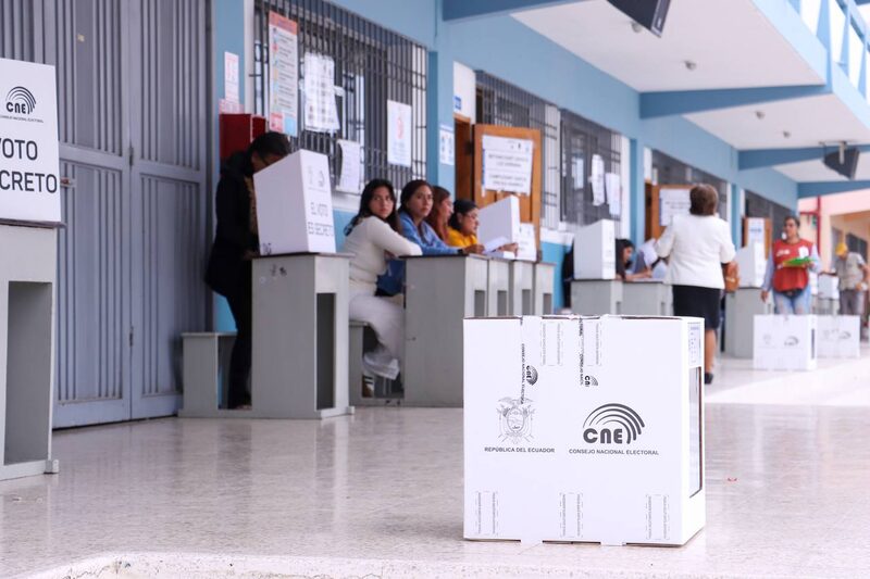 Consulta popular y referéndum del domingo 16 de noviembre en Ecuador. Consulta popular y referéndum del domingo 16 de noviembre en Ecuador.