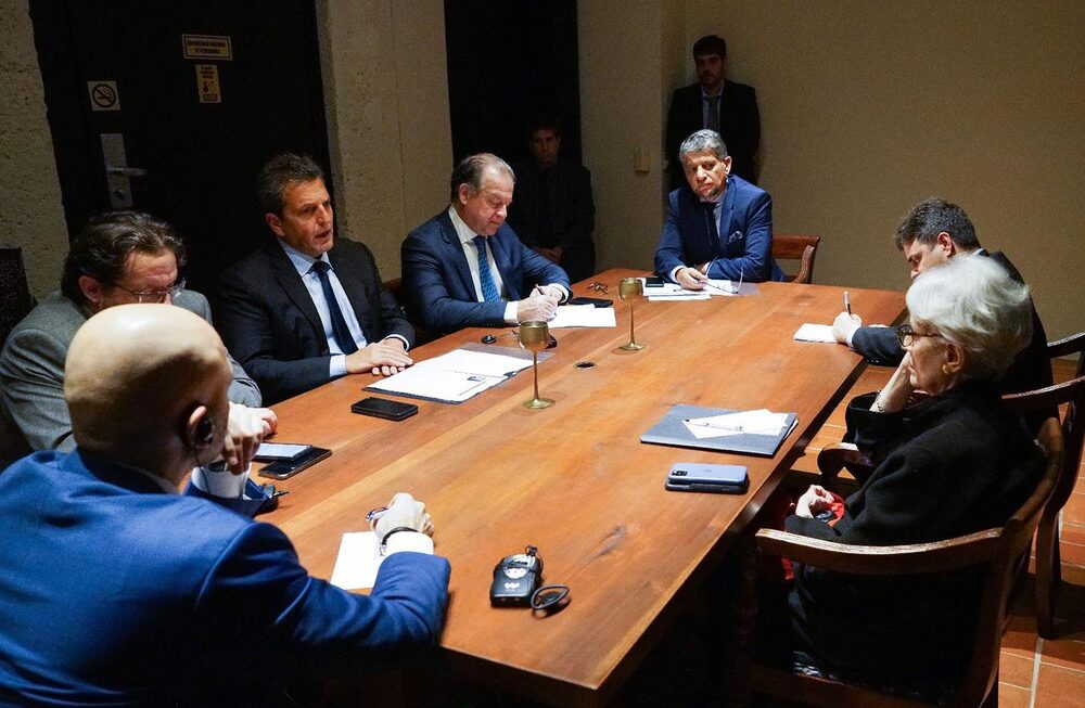 Esta semana, el ministro de Economía, Sergio Massa, mantuvo una reunión de trabajo con Wendy Sherman, Vicesecretaria del Departamento de Estado de los Estados Unidos y Ricardo Zúñiga, Subsecretario de Asuntos Hemisferio Occidental. Esta semana, el ministro de Economía, Sergio Massa, mantuvo una reunión de trabajo con Wendy Sherman, Vicesecretaria del Departamento de Estado de los Estados Unidos y Ricardo Zúñiga, Subsecretario de Asuntos Hemisferio Occidental.
