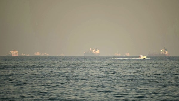 Tráfego no Estreito de Ormuz segue baixo mesmo após cessar-fogo entre EUA e Irã Tráfego no Estreito de Ormuz segue baixo mesmo após cessar-fogo entre EUA e Irã