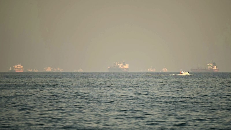 Tráfego no Estreito de Ormuz segue baixo mesmo após cessar-fogo entre EUA e Irã Tráfego no Estreito de Ormuz segue baixo mesmo após cessar-fogo entre EUA e Irã