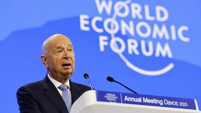 Klaus Schwab, fundador del Foro Económico Mundial, halla un dispositivo de escucha en su casa Klaus Schwab, fundador del Foro Económico Mundial, halla un dispositivo de escucha en su casa