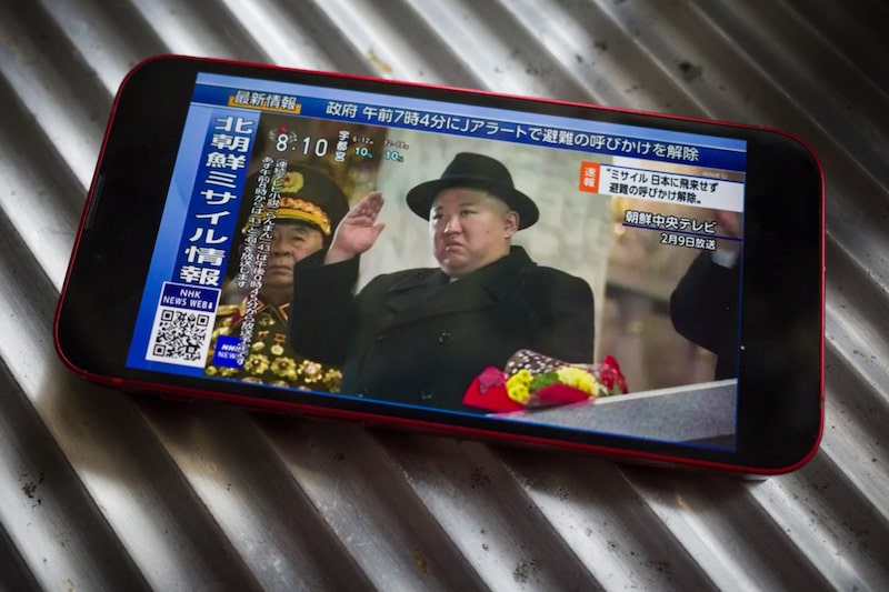 La pantalla de un smartphone muestra una noticia en la que aparece el líder norcoreano Kim Jong Un, después de que Corea del Norte haya disparado un proyectil que el país afirma que es un vehículo de lanzamiento espacial, en Naha, Okinawa, Japón, el miércoles 31 de mayo de 2023. La pantalla de un smartphone muestra una noticia en la que aparece el líder norcoreano Kim Jong Un, después de que Corea del Norte haya disparado un proyectil que el país afirma que es un vehículo de lanzamiento espacial, en Naha, Okinawa, Japón, el miércoles 31 de mayo de 2023.