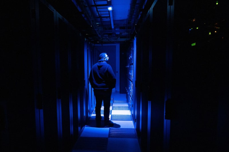 Un visitante observa una bahía de servidores en el centro de datos PA10, operado por Equinix. Un visitante observa una bahía de servidores en el centro de datos PA10, operado por Equinix.