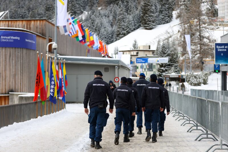 Mais de 2.700 executivos, banqueiros e economistas vão para a estação de esqui suíça de Davos pela primeira vez desde janeiro desde 2020 Mais de 2.700 executivos, banqueiros e economistas vão para a estação de esqui suíça de Davos pela primeira vez desde janeiro desde 2020