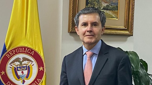 Colombia revisaría el objetivo de déficit fiscal por caída de precios del petróleo Colombia revisaría el objetivo de déficit fiscal por caída de precios del petróleo