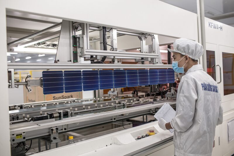 En cuestión están las importaciones de células fotovoltaicas de silicio cristalino procedentes de Camboya, Malasia, Tailandia y Vietnam, países que proporcionan el grueso del suministro estadounidense de ese equipo en la actualidad. En cuestión están las importaciones de células fotovoltaicas de silicio cristalino procedentes de Camboya, Malasia, Tailandia y Vietnam, países que proporcionan el grueso del suministro estadounidense de ese equipo en la actualidad.