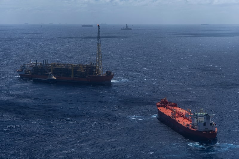 Brazil Ramps Up Top Deep-Water Oil Field And Adds to Global Glut Brazil Ramps Up Top Deep-Water Oil Field And Adds to Global Glut