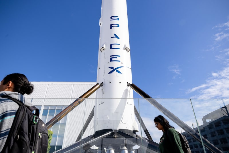 Un propulsor reutilizable del cohete Falcon 9 de SpaceX frente a las instalaciones de la empresa en Hawthorne, California (EE. UU.). Fotógrafo: Ethan Swope/Bloomberg Un propulsor reutilizable del cohete Falcon 9 de SpaceX frente a las instalaciones de la empresa en Hawthorne, California (EE. UU.). Fotógrafo: Ethan Swope/Bloomberg