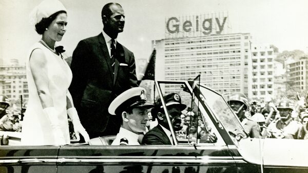 La Reina Isabel II y sus visitas a América Latina La Reina Isabel II y sus visitas a América Latina