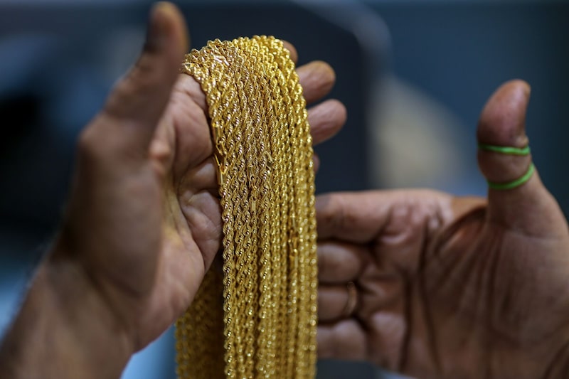 Collares de oro en la joyería Umedmal Tilokchand (U.T) Zaveri, situada en el Zaveri Bazaar, antes de la festividad de Dhanteras en Bombay (India), el viernes 17 de octubre de 2025. Collares de oro en la joyería Umedmal Tilokchand (U.T) Zaveri, situada en el Zaveri Bazaar, antes de la festividad de Dhanteras en Bombay (India), el viernes 17 de octubre de 2025.