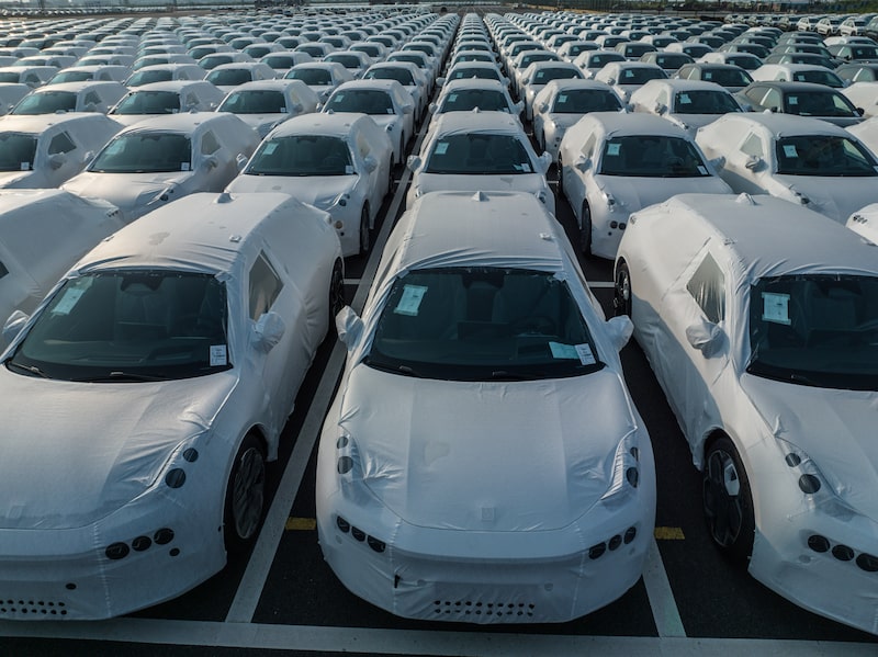 Fila de carros de cor clara Fila de carros de cor clara