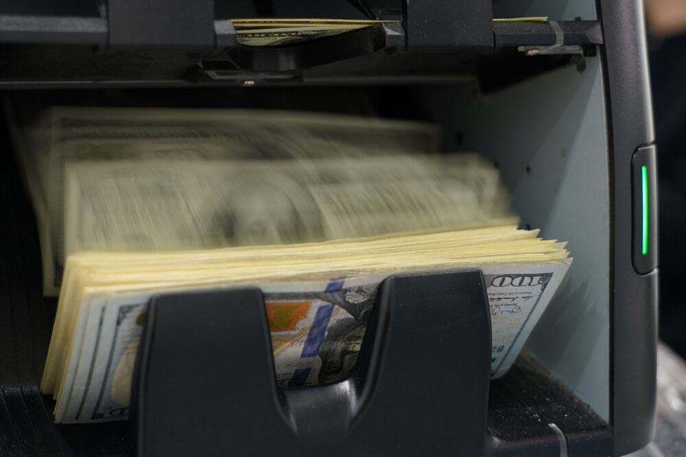 Billetes de cien dólares estadounidenses contados por una máquina en la casa de cambio Ninja Money Exchange, operada por Interbank HD, en el distrito de Shinjuku. Billetes de cien dólares estadounidenses contados por una máquina en la casa de cambio Ninja Money Exchange, operada por Interbank HD, en el distrito de Shinjuku.