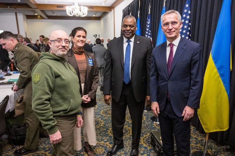 El ministro de Defensa ucraniano, Oleksii Reznikov, a la izquierda, con Lloyd Austin, en el centro a la derecha, y Jens Stoltenberg, a la derecha, en la base aérea de Ramstein, Alemania, el 20 de enero. El ministro de Defensa ucraniano, Oleksii Reznikov, a la izquierda, con Lloyd Austin, en el centro a la derecha, y Jens Stoltenberg, a la derecha, en la base aérea de Ramstein, Alemania, el 20 de enero.