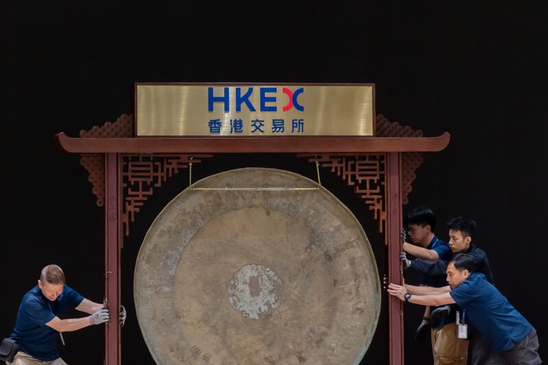 Los trabajadores mueven un gong durante la ceremonia de cotización en la Bolsa de Valores de Hong Kong en Hong Kong, China. Fotógrafo: Paul Yeung/Bloomberg. Los trabajadores mueven un gong durante la ceremonia de cotización en la Bolsa de Valores de Hong Kong en Hong Kong, China. Fotógrafo: Paul Yeung/Bloomberg.