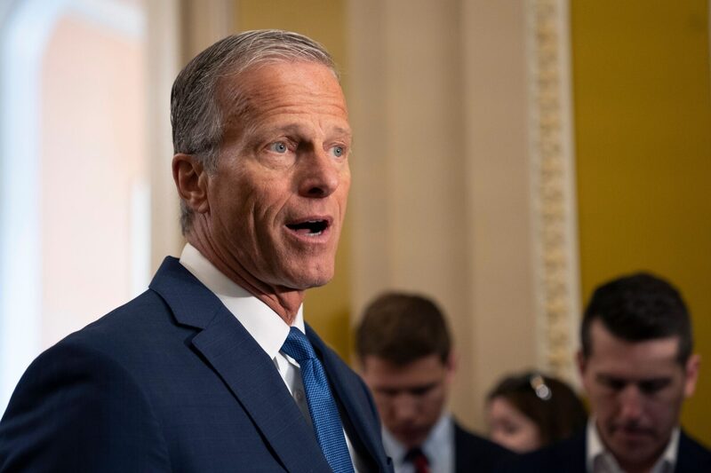 Thune ha buscado recomponer su relación con Trump tras un periodo rocoso después de la insurrección del 6 de enero de 2021 en el Capitolio estadounidense. Thune ha buscado recomponer su relación con Trump tras un periodo rocoso después de la insurrección del 6 de enero de 2021 en el Capitolio estadounidense.