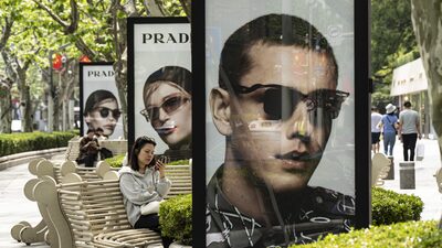 Na Prada, vendas para a Geração Z desafiam a retração do mercado de luxo Na Prada, vendas para a Geração Z desafiam a retração do mercado de luxo