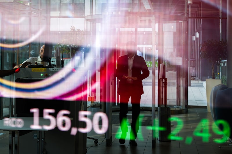 Información sobre el precio de las acciones mostrada en el vestíbulo de la bolsa Euronext NV en París. Información sobre el precio de las acciones mostrada en el vestíbulo de la bolsa Euronext NV en París.