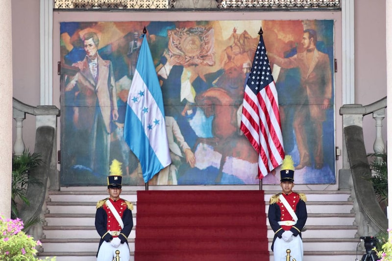Las banderas de Honduras y Estados Unidos, en un acto protocolario en Casa Presidencial, en Tegucigalpa, el 28 de julio de 2023. Las banderas de Honduras y Estados Unidos, en un acto protocolario en Casa Presidencial, en Tegucigalpa, el 28 de julio de 2023.