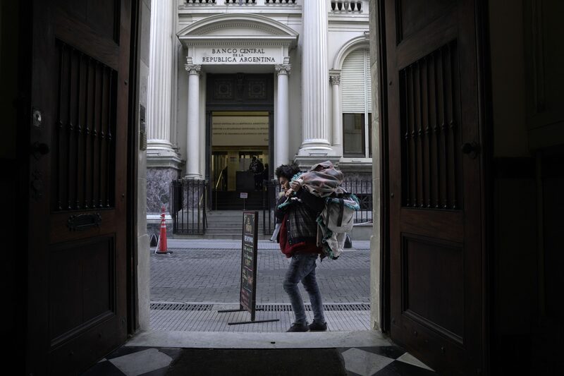 Subir tasas de interés: ¿es eficiente para contener inflación y dólar en Argentina? Subir tasas de interés: ¿es eficiente para contener inflación y dólar en Argentina?