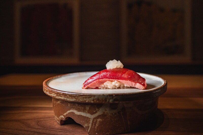 Balcões premiados da cidade costumavam cobrar ate US$ 1.000 por pessoa, mas começaram a oferecer menus alternativos por menos de US$ 60 para ampliar o público Balcões premiados da cidade costumavam cobrar ate US$ 1.000 por pessoa, mas começaram a oferecer menus alternativos por menos de US$ 60 para ampliar o público