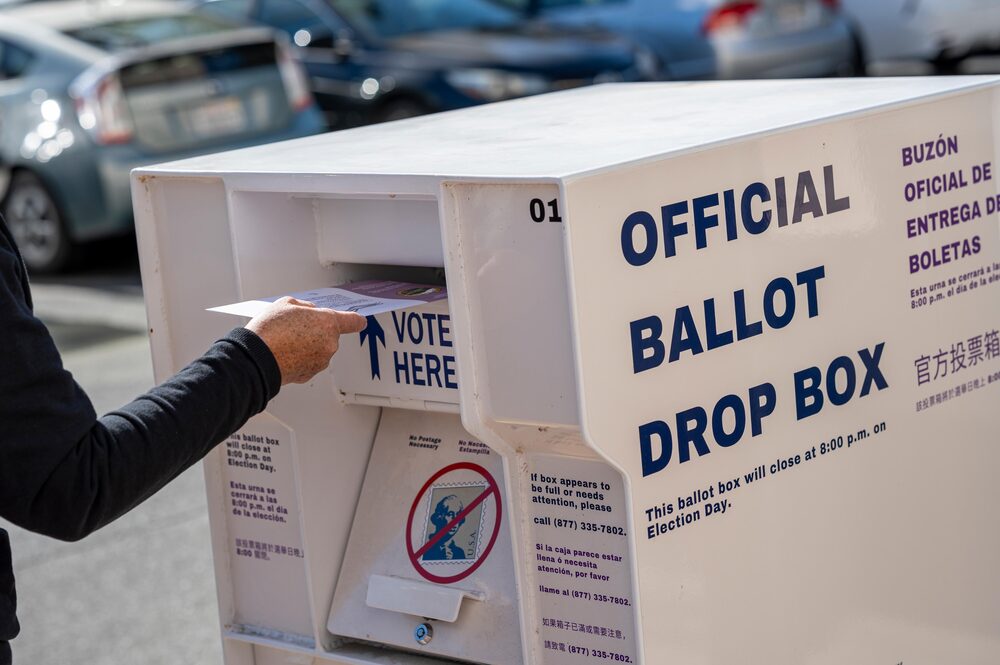 Un votante deposita su papeleta en una urna oficial de un colegio electoral durante la votación anticipada en Martinez, California. Un votante deposita su papeleta en una urna oficial de un colegio electoral durante la votación anticipada en Martinez, California.