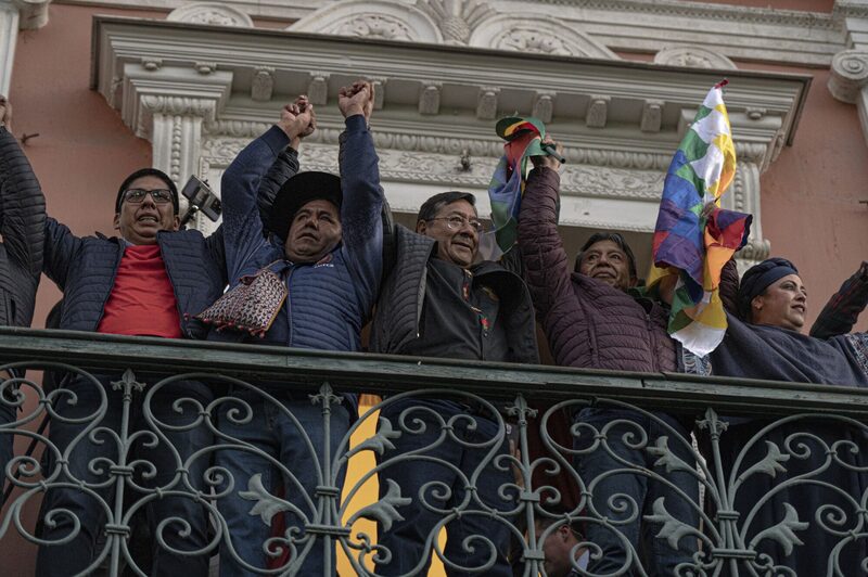 Luis Arce, presidente de Bolivia, saluda a los manifestantes desde el balcón del Palacio Quemado en La Paz, Bolivia, el miércoles 26 de junio de 2024. Luis Arce, presidente de Bolivia, saluda a los manifestantes desde el balcón del Palacio Quemado en La Paz, Bolivia, el miércoles 26 de junio de 2024.