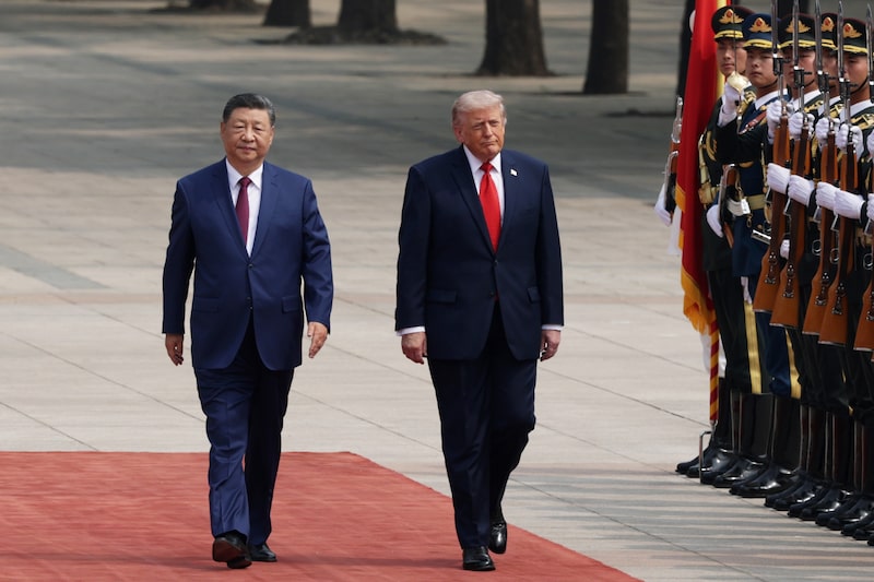 Donald Trump y Xi Jinping durante una ceremonia de bienvenida celebrada en el Gran Salón del Pueblo de Pekín el 14 de mayo.
Fotógrafo: Alex Wong/Getty Images Donald Trump y Xi Jinping durante una ceremonia de bienvenida celebrada en el Gran Salón del Pueblo de Pekín el 14 de mayo.
Fotógrafo: Alex Wong/Getty Images