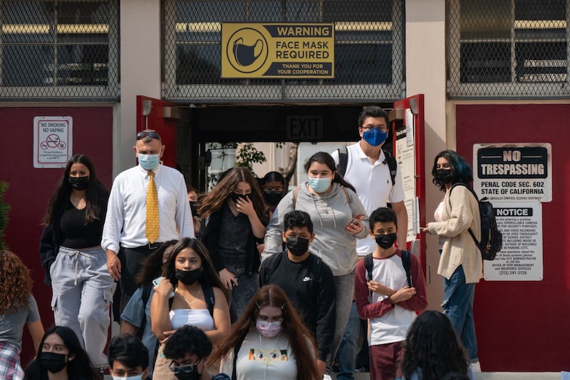 Mais escolas decidem adotar ensino remoto com avanço da ômicron Mais escolas decidem adotar ensino remoto com avanço da ômicron