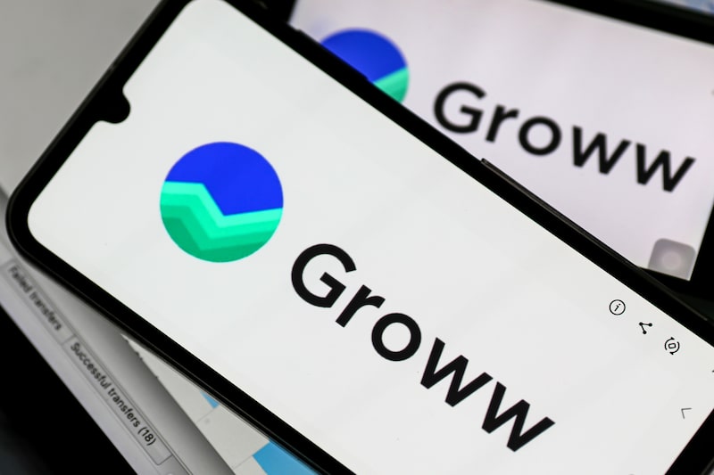 El logotipo de Groww formado por teléfonos inteligentes en Bombay (India), el miércoles 12 de noviembre de 2025. Billionbrains Garage Ventures Ltd., matriz de Groww, el principal corredor de bolsa de descuento de la India, subió en su debut bursátil en Bombay después de que la oferta pública inicial de la empresa recaudara 66 300 millones de rupias (749 millones de dólares). Fotógrafo: Dhiraj Singh/Bloomberg El logotipo de Groww formado por teléfonos inteligentes en Bombay (India), el miércoles 12 de noviembre de 2025. Billionbrains Garage Ventures Ltd., matriz de Groww, el principal corredor de bolsa de descuento de la India, subió en su debut bursátil en Bombay después de que la oferta pública inicial de la empresa recaudara 66 300 millones de rupias (749 millones de dólares). Fotógrafo: Dhiraj Singh/Bloomberg
