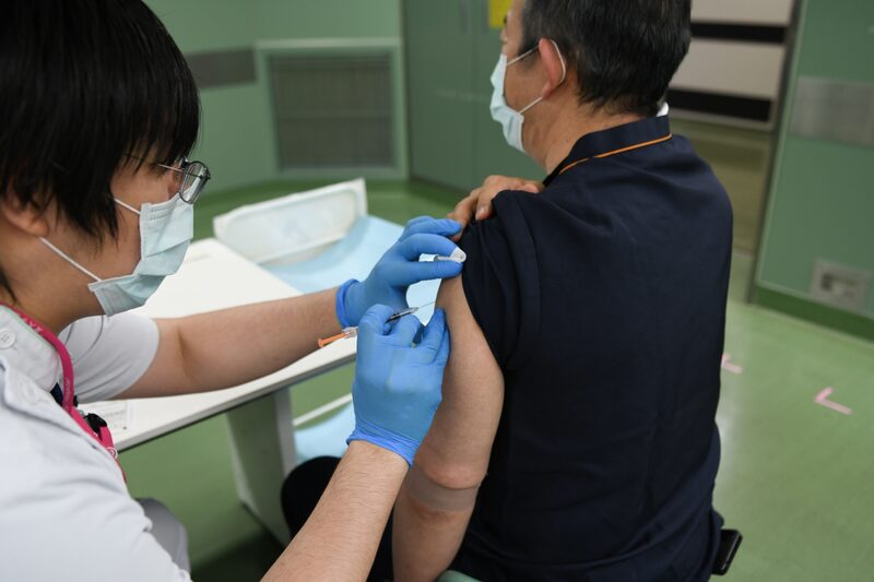 Coro crescente de empresas e autoridades de saúde pública busca tranquilizar a sociedade sobre a eficácia das vacinas Coro crescente de empresas e autoridades de saúde pública busca tranquilizar a sociedade sobre a eficácia das vacinas