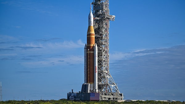 La NASA retrasa su misión a la Luna para reparar el cohete y descarta su lanzamiento en marzo La NASA retrasa su misión a la Luna para reparar el cohete y descarta su lanzamiento en marzo