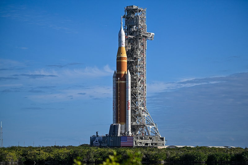 El cohete Artemis II Space Launch System y la nave espacial Orion de la NASA salen del Edificio de Ensamblaje de Vehículos hacia la plataforma de lanzamiento 39B en el Centro Espacial Kennedy. El cohete Artemis II Space Launch System y la nave espacial Orion de la NASA salen del Edificio de Ensamblaje de Vehículos hacia la plataforma de lanzamiento 39B en el Centro Espacial Kennedy.