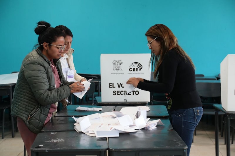 Escrutinio de los votos consignados en la segunda vuelta de Ecuador, el 15 de octubre de 2023. Escrutinio de los votos consignados en la segunda vuelta de Ecuador, el 15 de octubre de 2023.