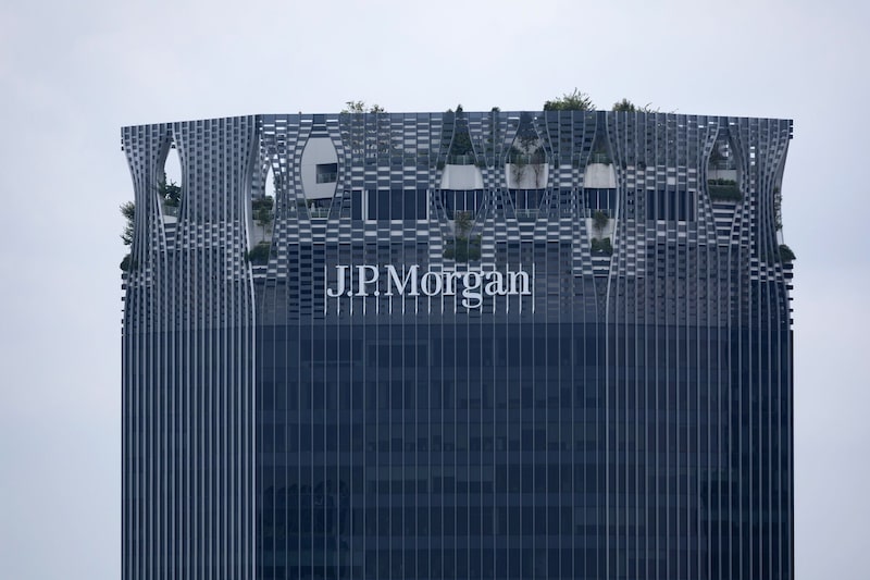 El cartel de JP Morgan Chase & Co. en lo alto del edificio CapitaSpring en Singapur. El cartel de JP Morgan Chase & Co. en lo alto del edificio CapitaSpring en Singapur.
