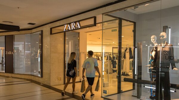 Acciones de Inditex, propietaria de Zara, caen tras inusual tropiezo de verano Acciones de Inditex, propietaria de Zara, caen tras inusual tropiezo de verano