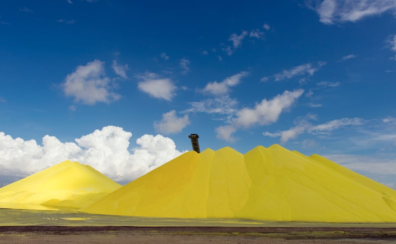 Montes de enxofre nas instalações do terminal de granéis sólidos do Porto de Corpus Christi, em 6 de novembro de 2015. (Foto: Bloomberg) Montes de enxofre nas instalações do terminal de granéis sólidos do Porto de Corpus Christi, em 6 de novembro de 2015. (Foto: Bloomberg)