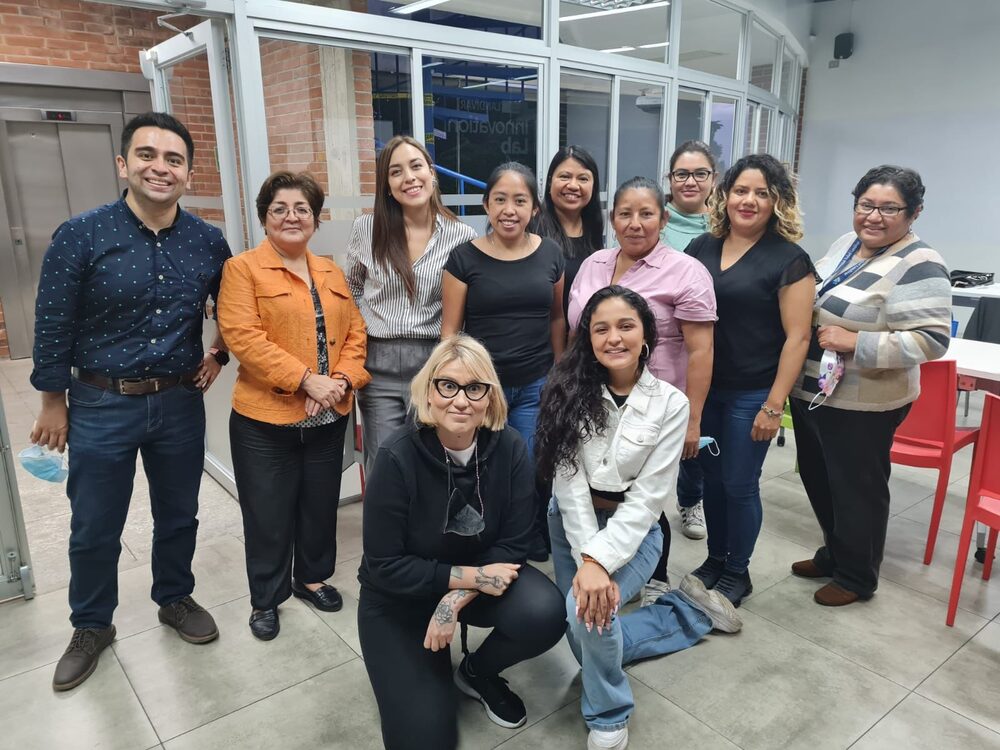 Profesores y asesores que brindan acompañamiento a las emprendedoras durante el curso. Profesores y asesores que brindan acompañamiento a las emprendedoras durante el curso.